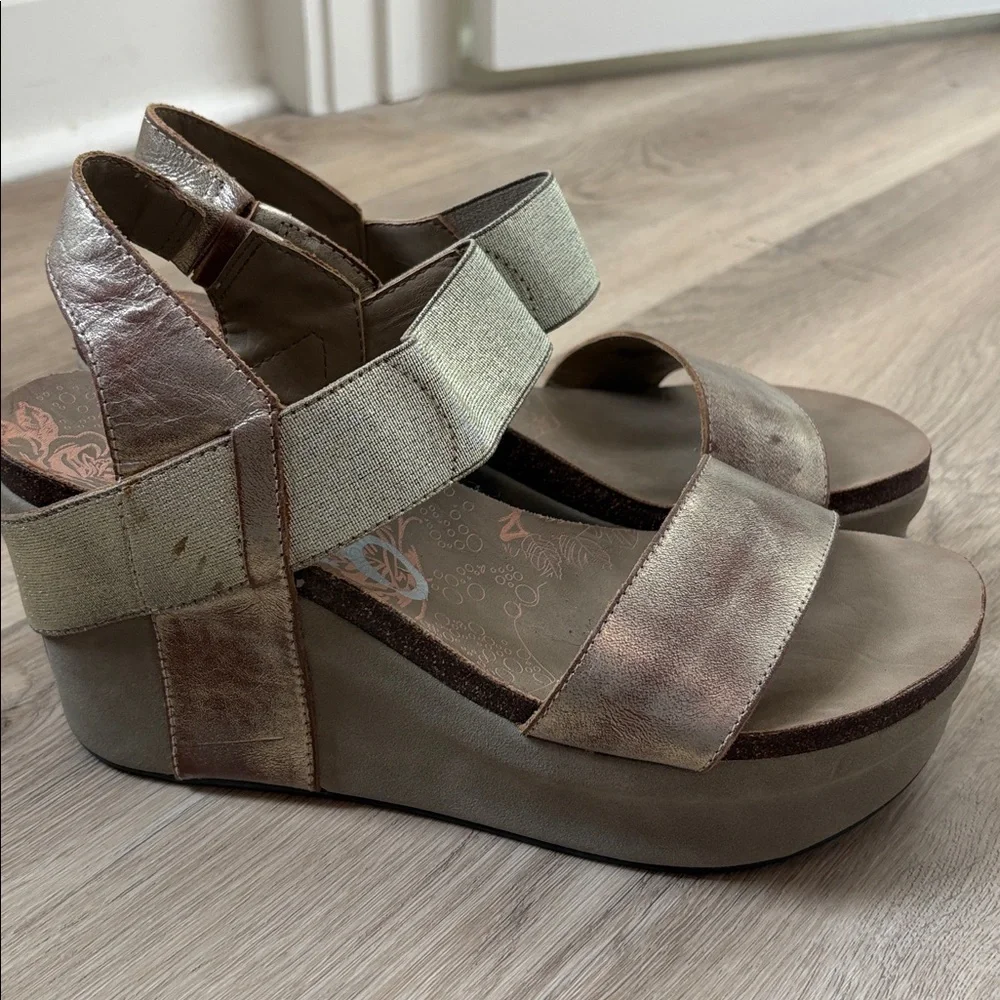 OTBT Bushnell Wedge in a metallic pewter color size 10M leather summer spring